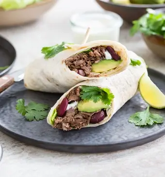 Pulled beef wraps met avocado, koriander en zure room  