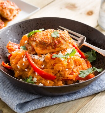 Zoete-aardappelstamppot met feta, koriander en piripiri kip