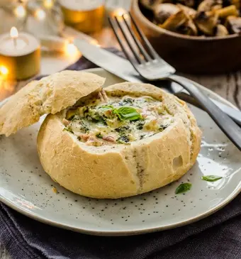 Roomkaasfondue geserveerd in knapperige broodjes met dips 