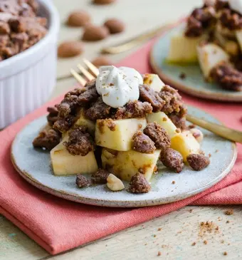 Left-over applecrumble (met restjes pepernoten, kruidnoten, speculaas etc)