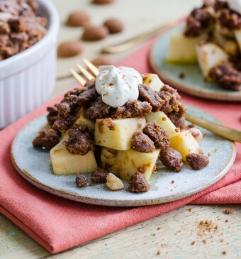 Left-over applecrumble (met restjes pepernoten, kruidnoten, speculaas etc)