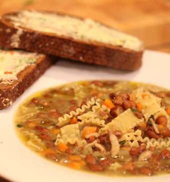 Pasta e fagioli (pasta met bruine bonen) & Brood met Gio’s kruidenboter