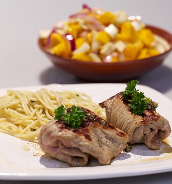Involtini di vitello con insalata di mango (kalfsschnitzel met mango-salade)