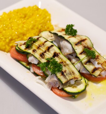 Merluzzo con pomodori e zucchina e risotto (kabeljauw met tomaten en courgette en risotto)