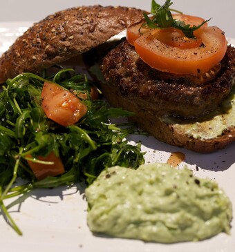 Polpettone con crema di avocado (hamburger met avocadocrème)