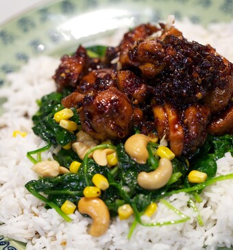 Ayam  Betawi (kip in ketjap) met Sajoer Bajem