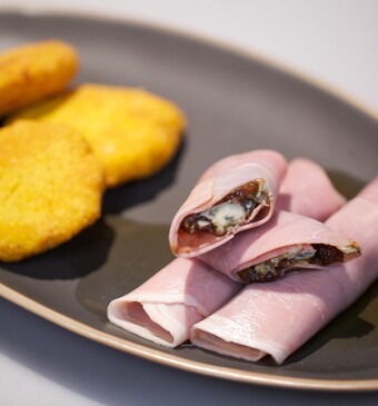 Hamrolletjes met pruimen en arapita’s met kaas