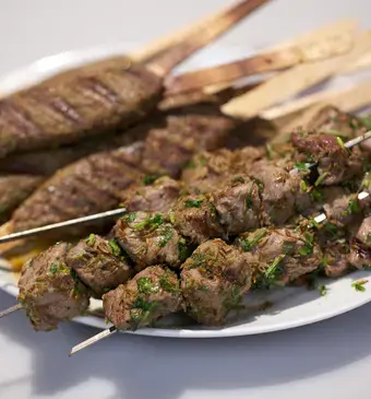 Mechaoui op stokjes met komijn-koriandermarinade en köfte met Marokkaanse kruidenpasta