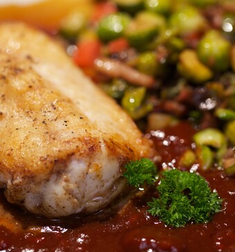 Ikan ritja ritja (vis in tomatensaus) met gefruite spruitjes met spek