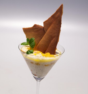 Bitterkoekjes-trifle met abrikozencompote