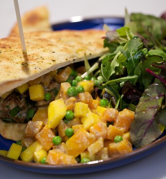 Indiase kipburger met mango-pompoen topping