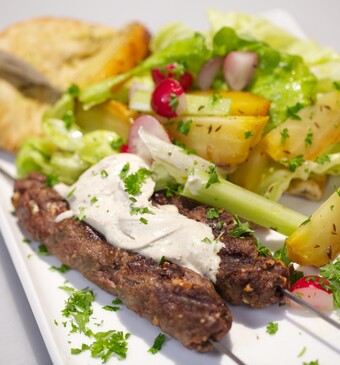 Indiase lamskebab met bietensalade en komijn-crème fraîche