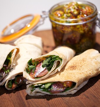 Ingemaakte labneballetjes & flatbread met labneballetjes & Arabische koffie