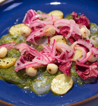 Ceviche gegaarde kabeljauw met zoetzure ui en marjoraan