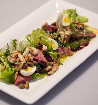 Salade van kalfstong, kwarteleitjes en French dressing