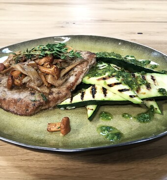 Kalfsoester en paddenstoelen in marsalasaus 