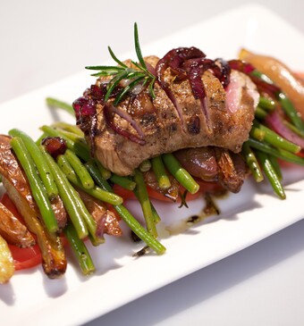 Kalfsvlees in aceto balsamico met aardappel en sperziebonen met tomaat