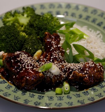 Makkelijke Chinese sesamkip met broccoli en rijst