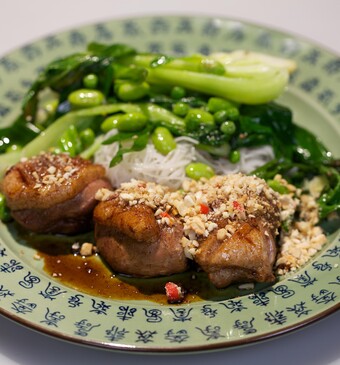 Vijfkruiden-eend met krokante salsa en gewokte groene groente