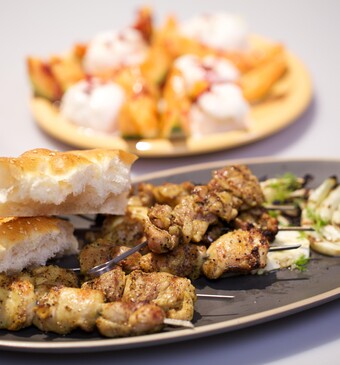 Kipkebab met gegrilde venkel en kruidige olie & gegrilde meloen met rozenpepersiroop en rozenblaadjes