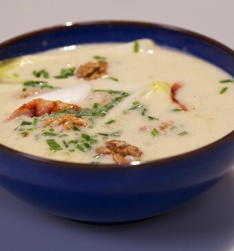 Witlofsoep met blauwe kaas en spekjes