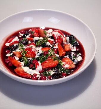 Gemarineerd rood fruit met basilicumsiroop en citrus crème fraîche