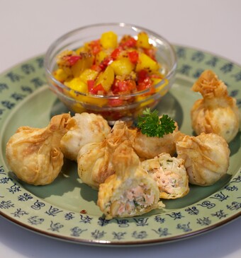 Zalm-pindawontons met mango-mosterdchutney