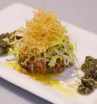 Tartaar van zalm met aubergine “kaviaar”