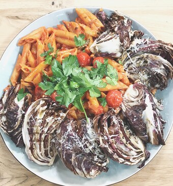 Pasta arrabiata met radicchio en Pecorino