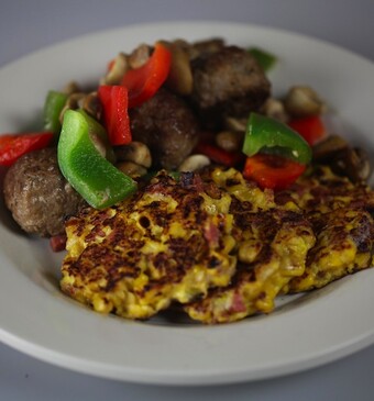 Mexicaanse gehaktballetjes met maïspannenkoekjes