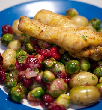 Gebakken spruitjes met cranberries en kippenpootjes