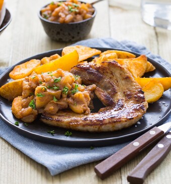 Speklapjes met gebakken aardappeltjes en appelcompote
