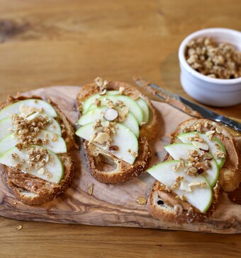 Toast met pindakaas, appel & cruesli