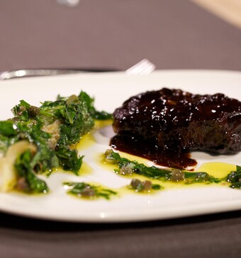 Smeltend zachte sukade met salsa verde