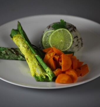 Otak, vis in bananenblad met sinaasappel-gemberworteltjes