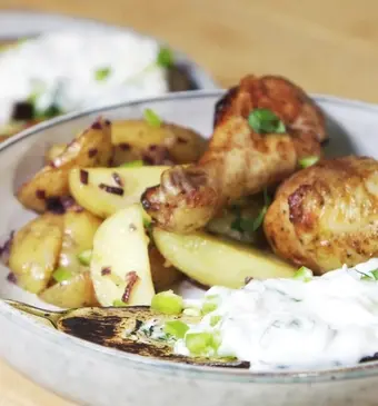 Gemarineerde kipdrumsticks met gepofte aubergine