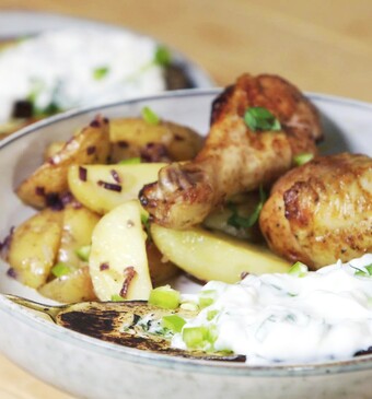 Gemarineerde kipdrumsticks met gepofte aubergine