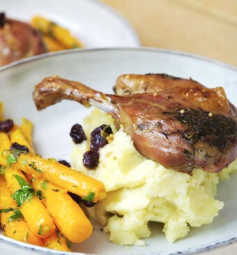 Gekonfijte eendenbout met zoetzure rozijnen