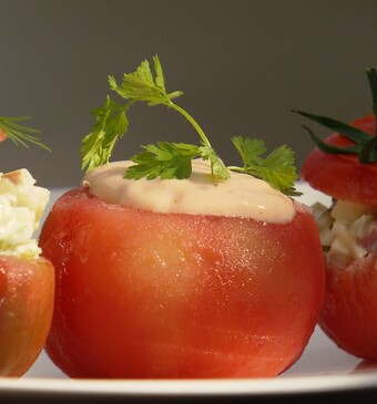 Trio van gevulde tomaten met drie soorten salades