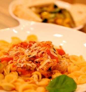 Pasta con Carne di maiale (pasta met varkenshaas) & Verdure all’ agilo (groente met knoflook)
