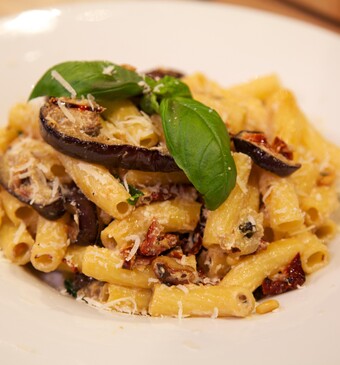 Rigatoni con melanzane e pomodori secchi