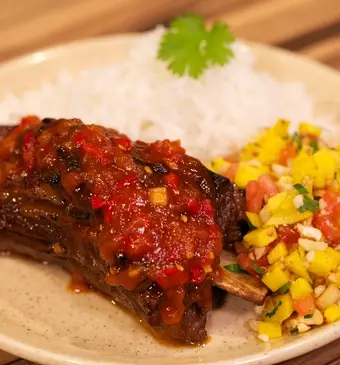 Gegrilde zoetzure runderkrabbetjes met droge mangosalsa
