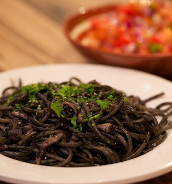 Linguine al nero di seppia (pasta met inktvis) & tomatensalade