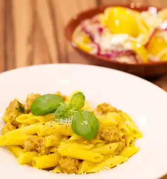 Penne alla monzese (pasta met saucijzenvlees) & Insalata di pomodori gialli (Tomatensalade)