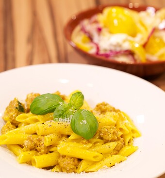 Penne alla monzese (pasta met saucijzenvlees) & Insalata di pomodori gialli (Tomatensalade)