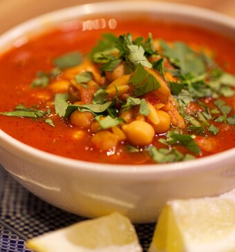 Tunesische kruidige soep met lamsvlees