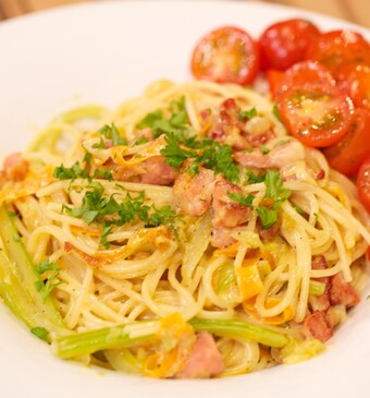 Spaghetti alla carbonara con verdure e insalata pomodorini (spaghetti carbonara met groente en tomatensalade)