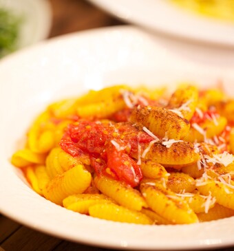 Gnocchi met saffraansaus en kaneel en rucolasalade