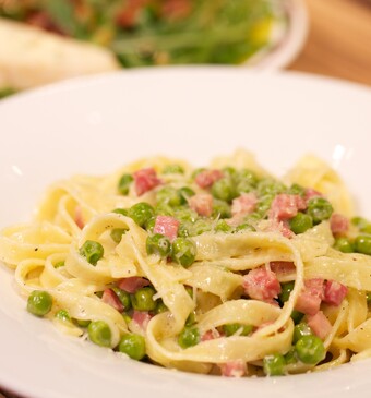 Tagliatelle con panna prosciutto e piselli (pasta met ham en doperwten) & Insalata di rucola & pane con burro