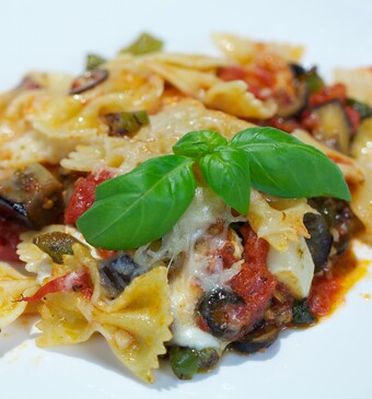 Farfalle alla pizzaiolo (pasta-ovenschotel met pizzasaus)